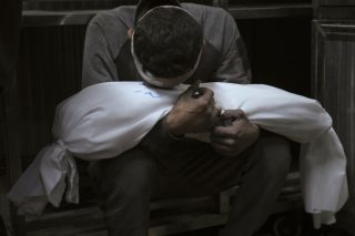 Γάζα: Πατέρας κρατάει στην αγκαλιά του το νεκρό παιδί του